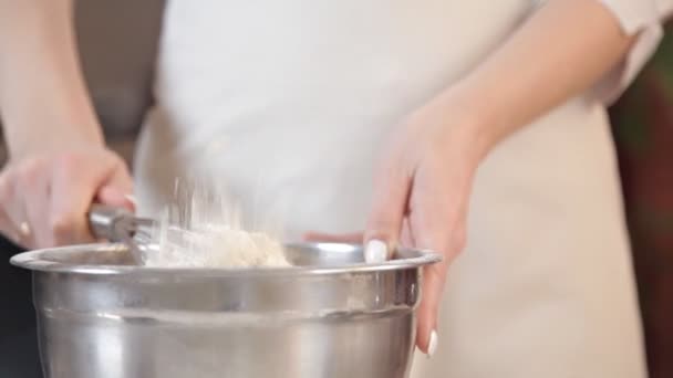 Das Mädchen knetet den Teigbesen, entfernt den Teig im Schneebesen. hausgemachter Kuchen — Stockvideo