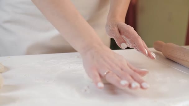 Женщина руки катит шары булочки из теста — стоковое видео