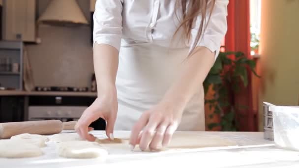 Meisje pikt het dun deeg gerold uit de tabel — Stockvideo