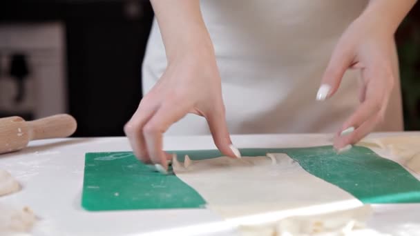 A lány kisimítja a tésztát a kezét az asztalra, hogy megbizonyosodjon arról, hogy még — Stock videók