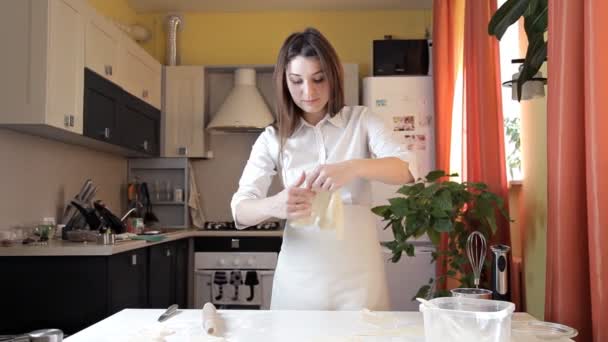 Donna felice che strappa la pasta cruda in cucina. Il concetto di una dieta sana e dieta — Video Stock