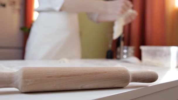 La ragazza nel grembiule mette i resti di pasta cruda in un contenitore di plastica — Video Stock