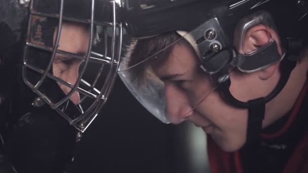 Hockey målvakt och framåt eller anfallare ansikte mot ansikte. en kamp om testamenten — Stockvideo