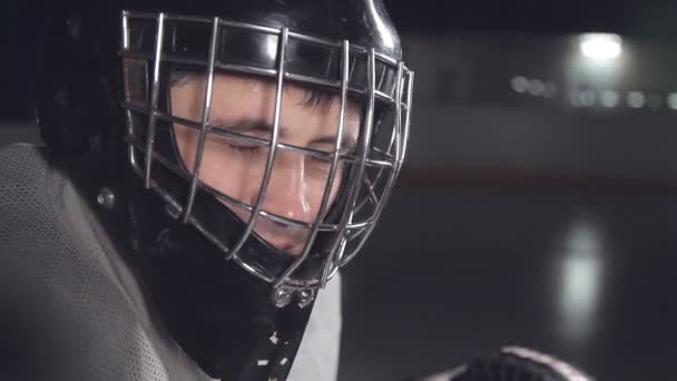 Nahaufnahme. Eishockey-Goalie bereitet sich auf das Spiel vor. zwinkert in die Kamera — Stockvideo