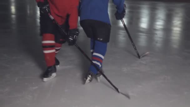 Előre ellen védő a jégkorong. A védő nem engedi át a kapu csatár — Stock videók
