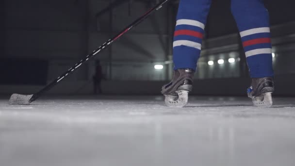 Defensor de hockey utiliza la fuerza contra el delantero — Vídeo de stock