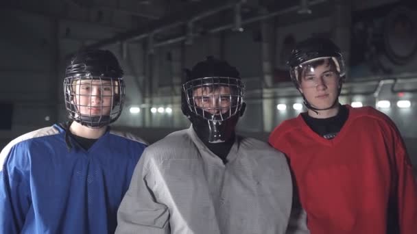 Портрет трьох хокеїстів. Воротар, нападник і захисник дивлячись на камеру — стокове відео