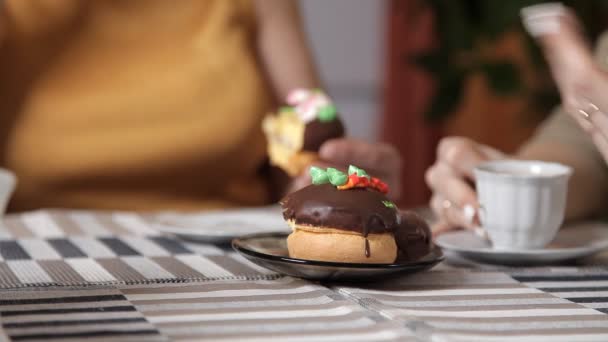 Close-up of the table on which there are tea, coffee cakes — Stock Video