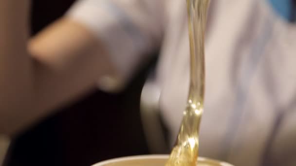 Maestro zuccheraggio guadagnando pasta di zucchero spatola. primo piano — Video Stock