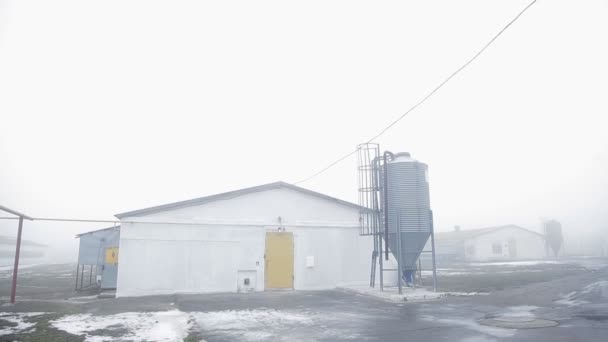 Niebla. Edificios abandonados Objetos químicos ocultos. Laboratorio secreto — Vídeo de stock