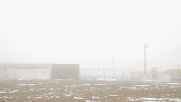 Mgła. Opuszczone budynki ukrytych przedmiotów chemicznych. Tajne laboratorium — Wideo stockowe