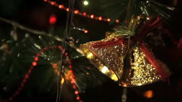 Juguetes en el árbol de Navidad. de cerca — Vídeo de stock