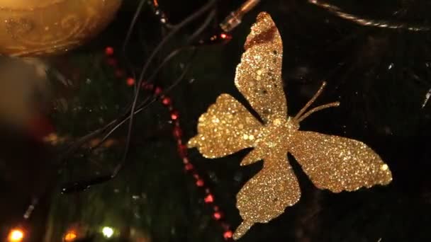 Juguetes en el árbol de Navidad. de cerca — Vídeo de stock