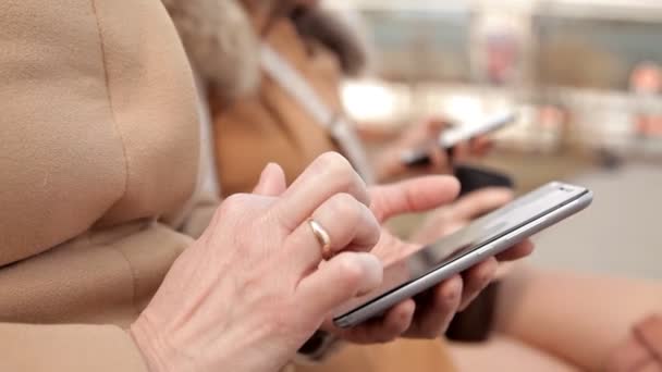 Una mujer usa un teléfono móvil. Dedos, anillo de oro, pantalla — Vídeos de Stock