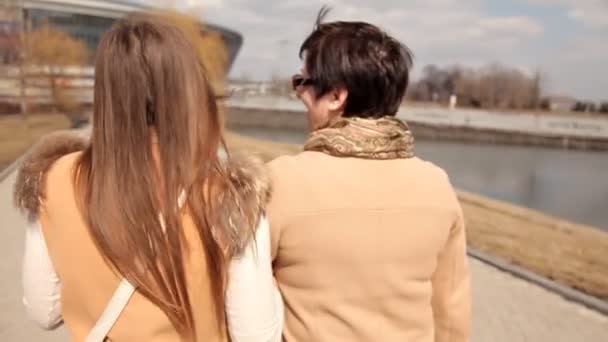 Madre e figlia camminano in una giornata primaverile, vista posteriore, dal retro. Autunno. acqua — Video Stock