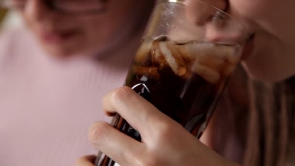 Matka a dcera sedí doma na gauči. Používání telefonů smartphone, procházení a čtení zpráv. Pijte Coca-Cola, whisky — Stock video