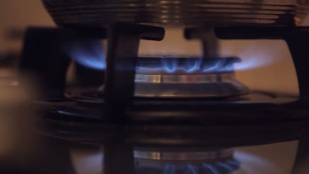 I en smutsig budget kök med ett svagt ljus på gasspis — Stockvideo