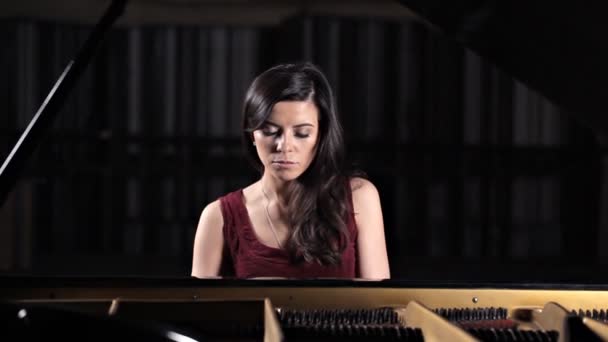 Jonge mooie dame die piano speelt, poseert voor de camera — Stockvideo