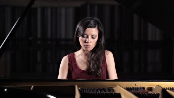 Молодая красивая леди играет на пианино, позирует перед камерой — стоковое видео