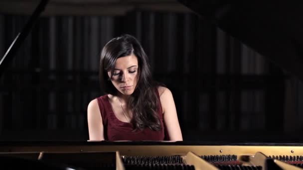 Молодая красивая леди играет на пианино, позирует перед камерой — стоковое видео