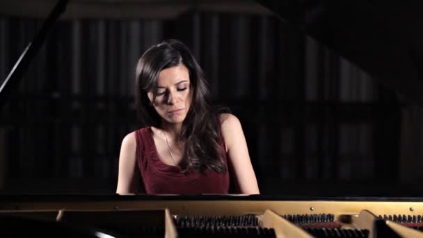 Jeune belle dame jouant du piano, posant pour la caméra — Video