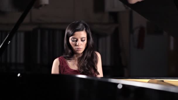 Une jeune fille joue du piano, répétition avant le concert. Musique, classique — Video