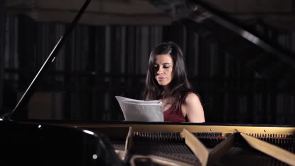 La ragazza si siede al pianoforte e impara la musica, le note. Musica, performance, spartito con note — Video Stock