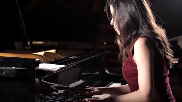 Young sad deushka igrat on the piano, piano. Beautiful music, talent, classics. — Stock Video