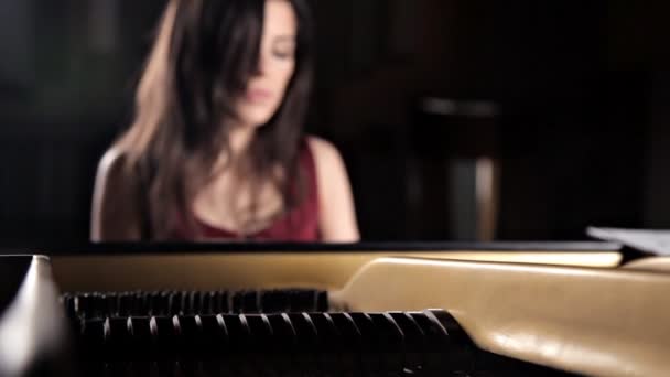 Jeune triste deushka igrat au piano, piano forte.Strings piano — Video