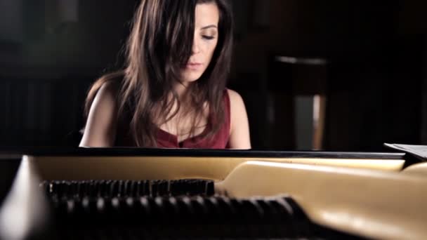 Joven triste deushka igrat en el piano, pianoforte.Strings piano — Vídeos de Stock