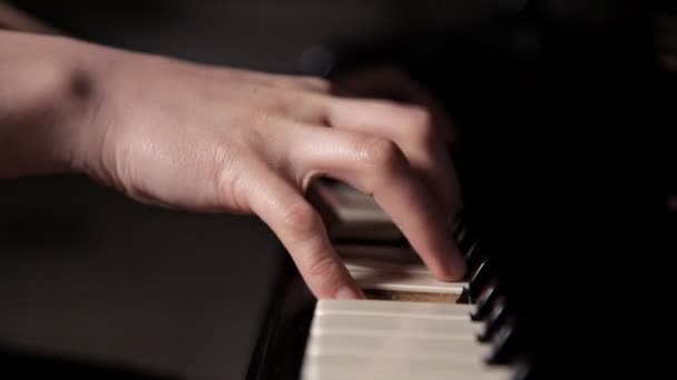 Closeup a kezében egy lány játszik a zongora eszköz billentyűs zenész. Zongoraművész hangversenye — Stock videók