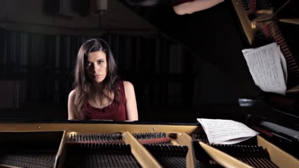 Pianista musicista pianoforte musica suonare. Strumento musicale pianoforte a coda con performer donna — Video Stock