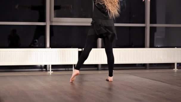 Amazing emotional dancing performance of graceful girl. She is moving her body — Stock Video