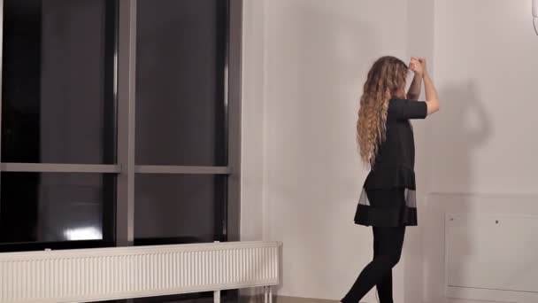 Jeune fille en robe noire répétant la danse, la dame est engagée dans un style moderne. Energie, hall, fenêtre, danse — Video