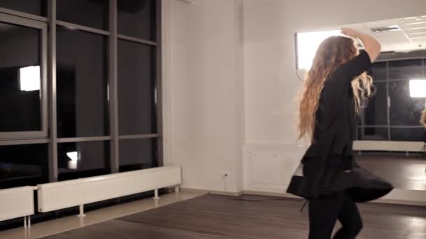 Genç ve etkileyici kız dans ediyor. Uzun saçlı manken cesedi stüdyoya taşıyor. — Stok video
