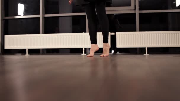 Ung, uttrycksfull flicka som dansar. Modell med långt hår flyttar kroppen i studion — Stockvideo