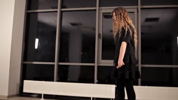 Ung, uttrycksfull flicka som dansar. Modell med långt hår flyttar kroppen i studion — Stockvideo