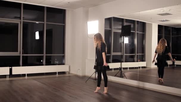 Mädchen ist in guter körperlicher Verfassung macht Tanzsprünge. sie trainiert für tänzerische Leistung, talentierte Jugend — Stockvideo