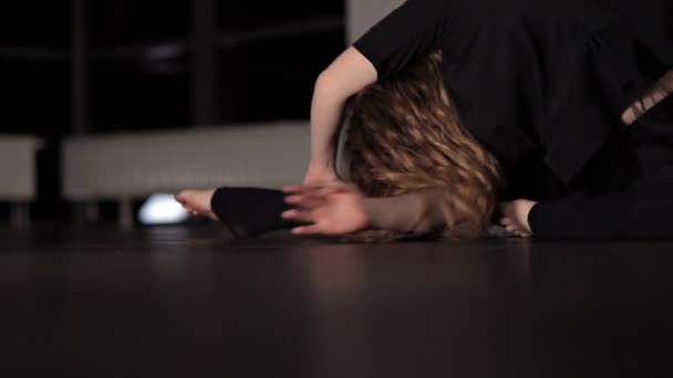 Mujeres jóvenes haciendo splits en el gimnasio. concepto de estilo de vida saludable — Vídeos de Stock