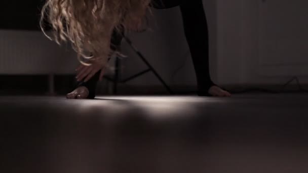 Fötter av en ung flicka dansare, närbild. Dans, Hall, repetitioner — Stockvideo