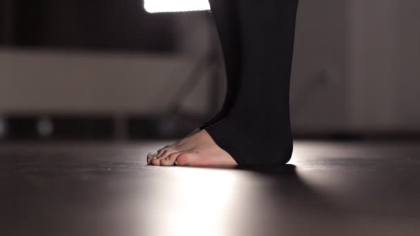 Feet of a young girl dancer, closeup. Dance, hall, rehearsal — Stock Video