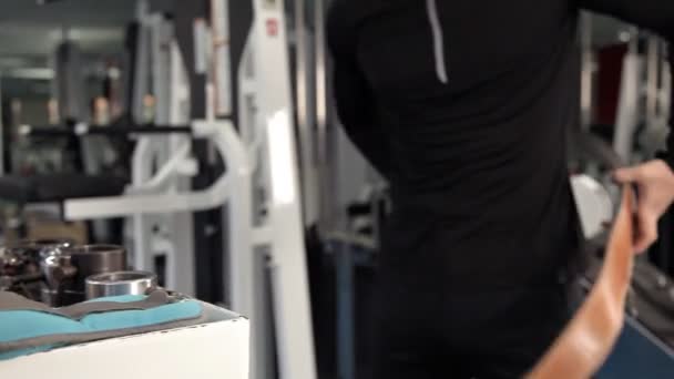 紧固保护腰带来提升重物在健身房里的男人 — 图库视频影像