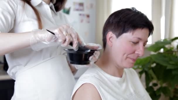 Haarkleuring. Kleur aanbrengen op de haar wortels met een kwast — Stockvideo