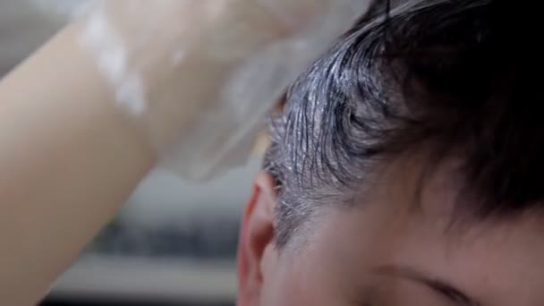 Професійний перукар, стиліст забарвлення волосся жіночий клієнт. Поняття краси і моди — стокове відео