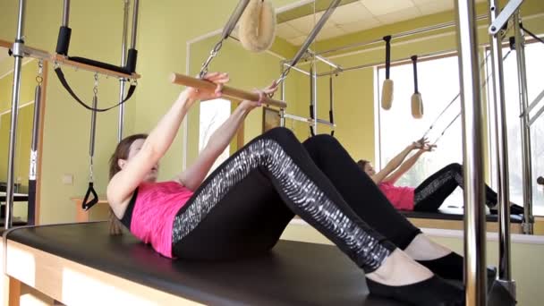 Pilates-Reformer trainiert Frau im Fitnessstudio. Dehnen, Sport. — Stockvideo