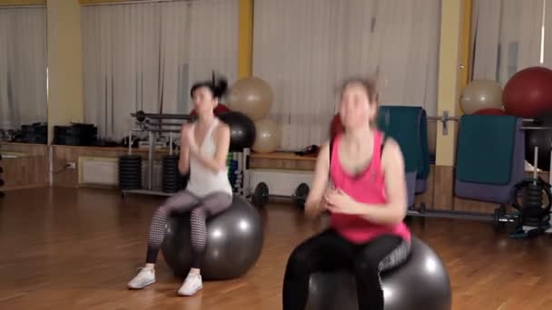 Mujer joven haciendo ejercicio con pelota suiza.Clase de pelota de fitness — Vídeos de Stock