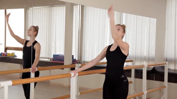 Тренажерный зал студии "Девушка в фитнесе" с тренировочным балетом для растяжки и бечевки — стоковое видео