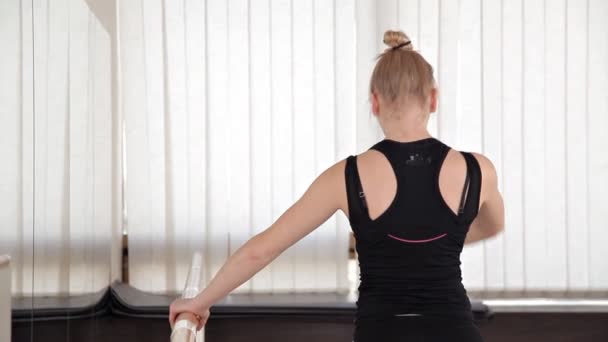 Κορίτσι σε πιλάτες γυμναστήριο στούντιο γυμναστήριο με εκπαίδευση μπαλέτο χορού για τέντωμα και σπάγκο — Αρχείο Βίντεο