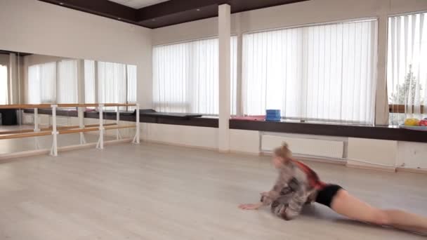 Professionele danser dansen in de danszaal tussen de spiegels.. Moderne choreografie — Stockvideo