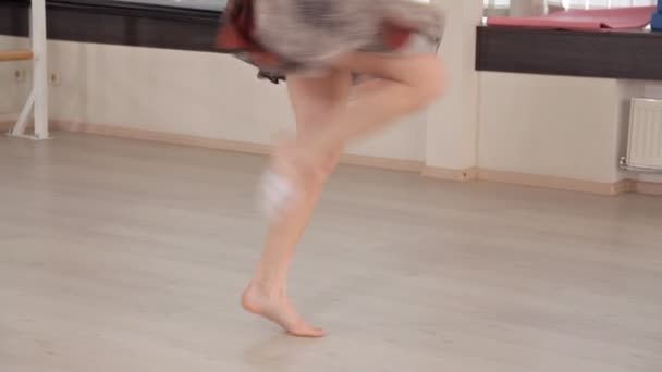 Dançarina profissional dançando no salão de dança entre os espelhos.. Coreografia moderna — Vídeo de Stock